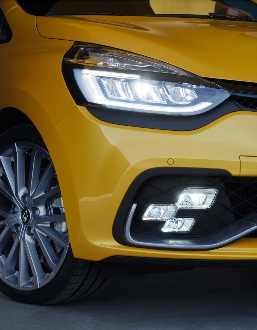 Детали экстерьера Renualt Clio R.S. 200 EDC 2016 года  (фото 1 из 12)